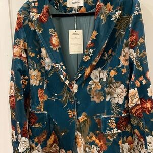 Velvet Blazer floral design Futario. Fitted. Not a true 3xl. Beautiful